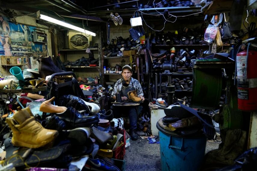 José Francisco Rodríguez, zapatero desde hace 46 años, posa para la foto en su taller de reparación de calzado en Caracas.