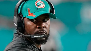 El exentrenador de los Dolphins de Miami Brian Flores observa el partido contra los Patriots de Nueva Inglaterra en la NFL el 9 de enero del 2022 en Miami Gardens, Florida. 