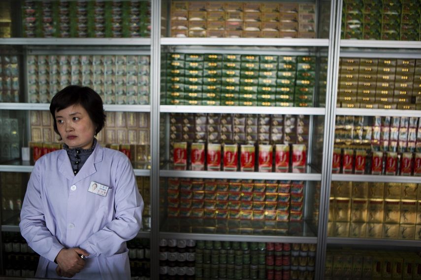 Una farmacéutica espera clientes en la Farmacia Man Nyon, el dispensario más grande del país de medicina tradicional Koryo, el 21 de febrero de 2013, en Pyongyang, Corea del Norte.&nbsp;