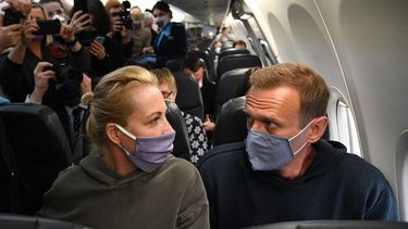 El líder de la oposición rusa Alexei Navalny y su esposa Yulia se sientan en un avión de la aerolínea Pobeda que se dirige a Moscú antes del despegue del aeropuerto de Berlín Brandenburgo (BER) en Schoenefeld, al sureste de Berlín, el 17 de enero de 2021.&nbsp; 