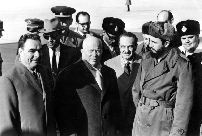 El Primer Secretario del Partido Comunista de Cuba y Presidente del Consejo de Estado, Fidel Castro (der.), es recibido por el líder soviético Leonid Brézhnev (izq.), Nikita Jruschov (2.º desde la izq.) y Anastas Mikoyán (2.º desde la der.) el 28 de abril de 1964 en Moscú, a su llegada para una visita oficial a la URSS.&nbsp;