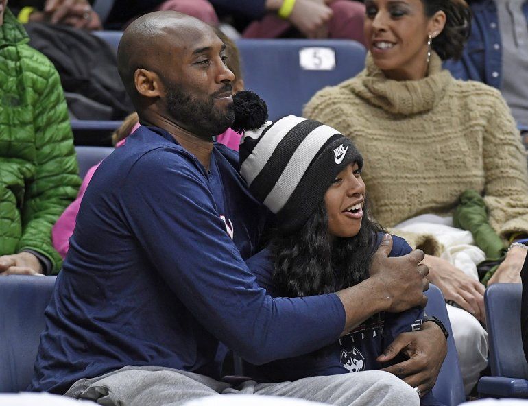 Fotografía del 2 de marzo de 2019 de Kobe Bryant y su hija Gianna, quienes fallecieron en un trágico accidente en enero de 2020. Kobe brilló en la NBA igual que su padre,  Joe 
