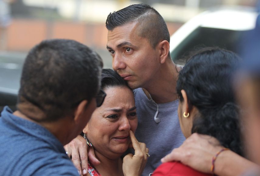 Los familiares de los fallecidos en un accidente de tránsito en Ecuador, a la espera de la identificación de los cuerpos.&nbsp;