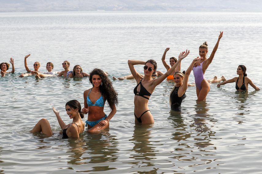 Los concursantes del certamen de Miss Universo posan para una foto durante una visita al Mar Muerto, al sur de la ciudad de Jericó en Cisjordania, el 4 de diciembre de 2021 antes del evento número 70 de Miss Universo que se llevará a cabo en el resort israelí de Eilat en el Mar Rojo el 12 de diciembre de 2021.&nbsp;