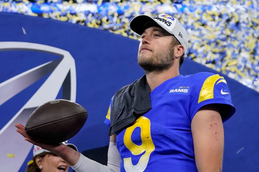 Jimmie Ward, de los 49ers de San Francisco, intenta detener a Cooper Kupp, de los Rams de Los Ángeles, en la segunda mitad de la Final de la Conferencia Nacional, el domingo 30 de enero de 2022, en Inglewood, California.