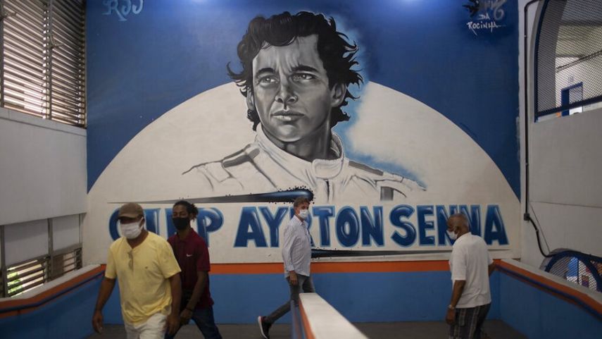 Unas personas acuden a votar en una escuela en Rocinha, Río de Janeiro, en la primera vuelta de las elecciones municipales en Brasil, el 15 de noviembre de 2020. La segunda vuelta es el 30 de noviembre.