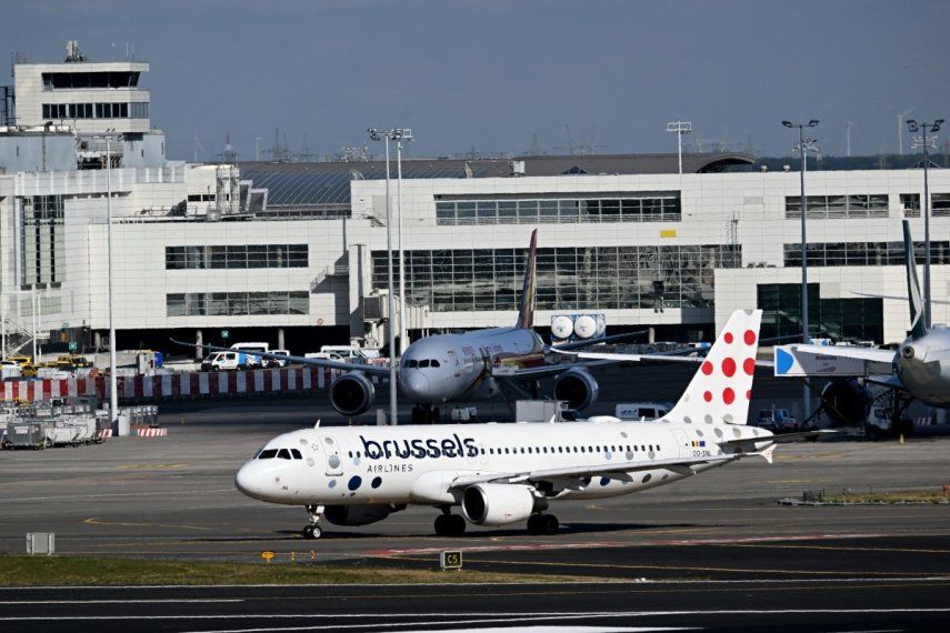 &nbsp;Un avión de Brussels Airlines se observa en la pista del aeropuerto de Zaventem, en Bruselas, el 21 de agosto de 2025. Los vuelos fueron suspendidos la noche del 4 de noviembre de 2025 en el principal aeropuerto de Bruselas, la capital de Bélgica, tras el avistamiento de drones, según informó un portavoz. «No hay vuelos de salida ni de llegada debido a la posible presencia de drones», declaró un portavoz del aeropuerto de Bruselas a la AFP.