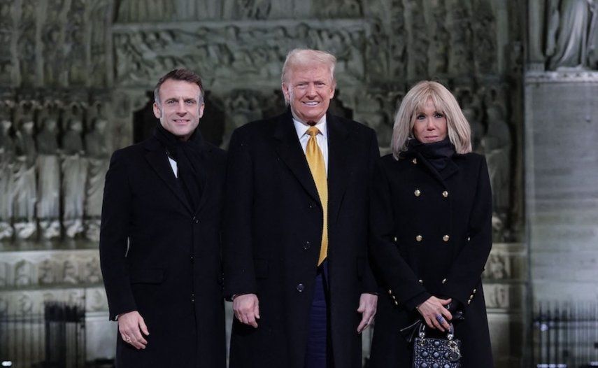 El presidente francés Emmanuel Macron (i) y su esposa Brigitte Macron (d) posan con el presidente electo de Estados Unidos, Donald Trump (i), frente a la catedral de Notre-Dame, antes de una ceremonia para conmemorar la reapertura de la histórica catedral, en el centro de París, el 7 de diciembre de 2024.&nbsp;