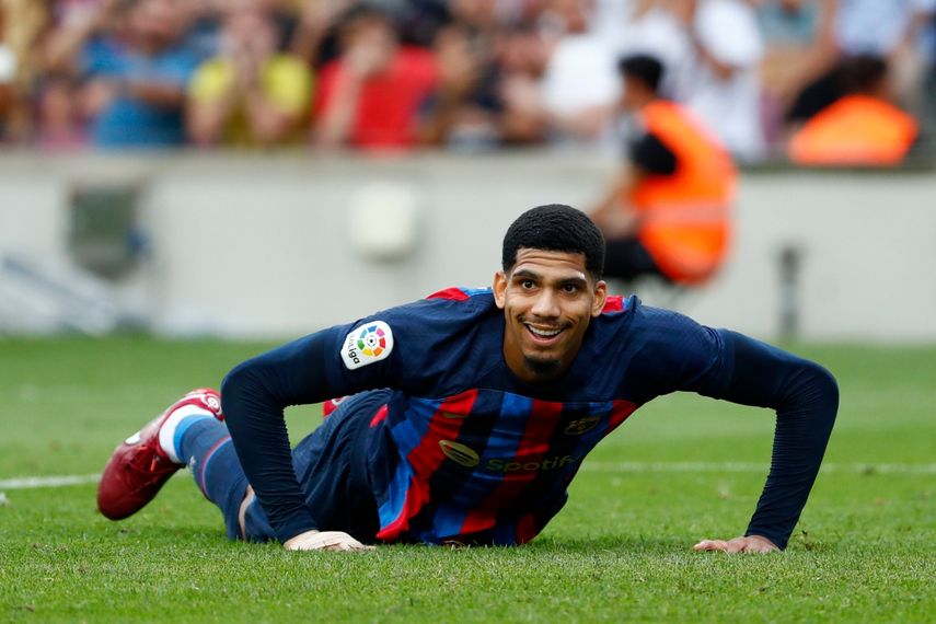 El defensor uruguayo Ronald Araujo, del Barcelona, cae en un partido de la liga española contra Elche en el estadio Camp Nou, Barcelona, España, 17 de setiembre de 2022.&nbsp;