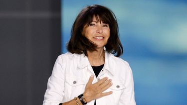 La diseñadora de moda francesa Veronique Nichanian saluda al público al final del desfile de la colección de prêt-à-porter masculina Primavera/Verano 2025 de Hermes, como parte de la Semana de la Moda de París, el 22 de junio de 2024.