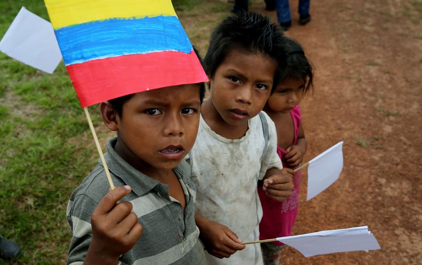 Un grupo de niños dando la bienvenida a las Fuerzas Militares de Colombia a Guerima (Colombia).