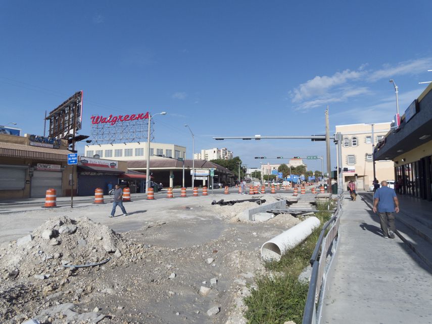 Aspecto de las obras de reconstrucci&oacute;n de la calle Flagler, en Miami.