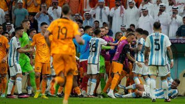 Los jugadores de Países Bajos y Argentina discuten durante el partido por los cuartos de final del Mundial, el viernes 9 de diciembre de 2022, en Lusail, Catar.&nbsp;