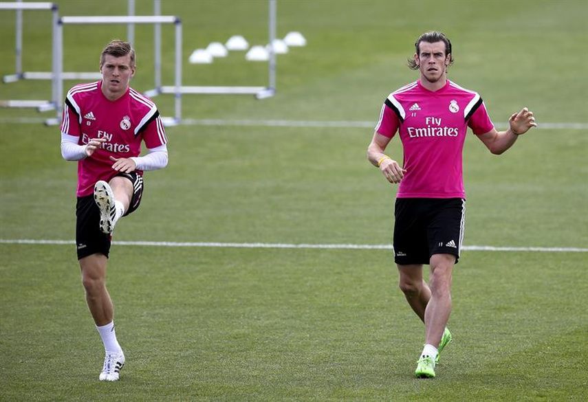 El delantero galés del Real Madrid, Gareth Bale (d), junto al alemán Toni Kroos (i), durante el entrenamiento efectuado esta tarde en Valdebebas, . EFE/Ballesteros
