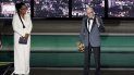Michael Keaton, derecha, recibe el Emmy a mejor actor en una serie limitada, antología o película para televisión por Dopesick acompañado por la presentadora Oprah Winfrey en la 74a entrega de los Premios Emmy el lunes 12 de septiembre de 2022 en el Teatro Microsoft en Los Angeles. Lista de ganadores de los Emmy.