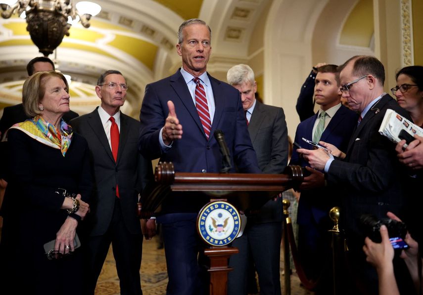 El líder de la mayoría del Senado John Thune habla a los medios de prensa en el Capitolio.