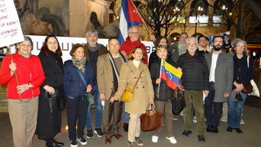 Activistas en la plaza de Châtelet, París.