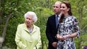 Kate Middleton junto al príncipe William mientras le muestra a la reina Isabel II el Jardín de regreso a la naturaleza que diseñó 