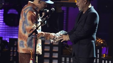René Pérez, a la izquierda, le entrega a Rubén Blades el premio a la Persona del Año durante la ceremonia de los Latin Grammy el jueves 18 de noviembre de 2021, en el MGM Grand Garden Arena, en Las Vegas.