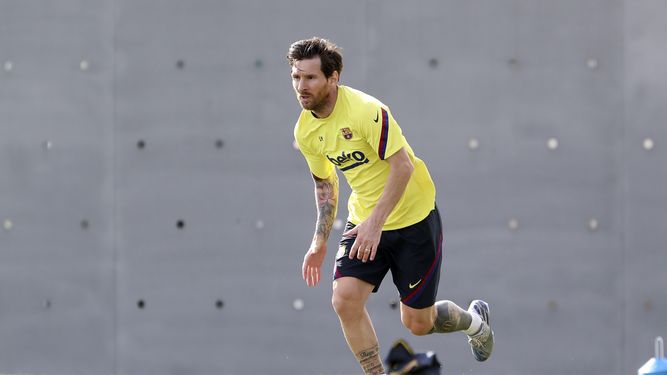 En imagen proporcionada por el club Barcelona, el argentino Lionel Messi entrena en las instalaciones del equipo, el viernes 8 de mayo de 2020, en Barcelona.&nbsp;
