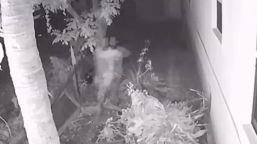 El sujeto pasó varias veces frente a la cámara de seguridad ya que en un momento se asustó, salió corriendo y luego volvió.&nbsp;