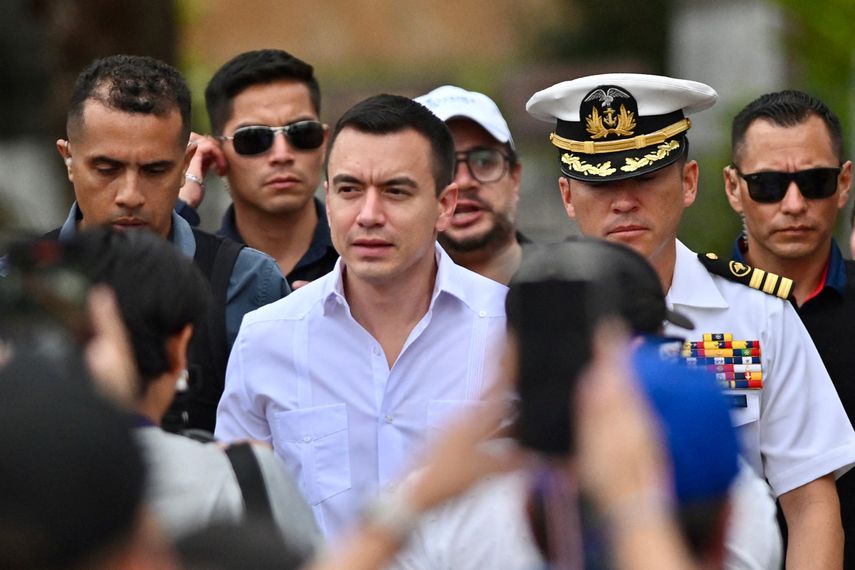 El presidente Daniel Noboa llega al Festival de la Independencia de Guayaquil el 8 de octubre de 2025.