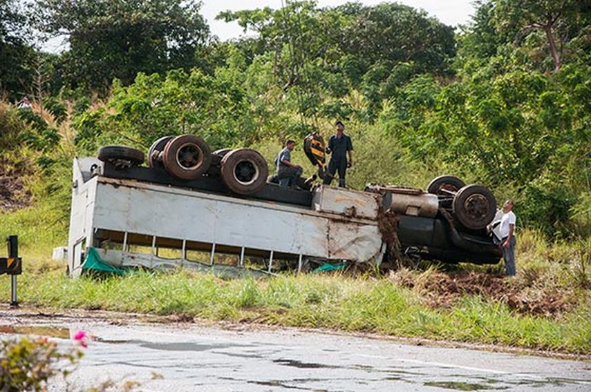Tres muertos y 64 heridos en accidente de un camión de pasajeros en Cuba