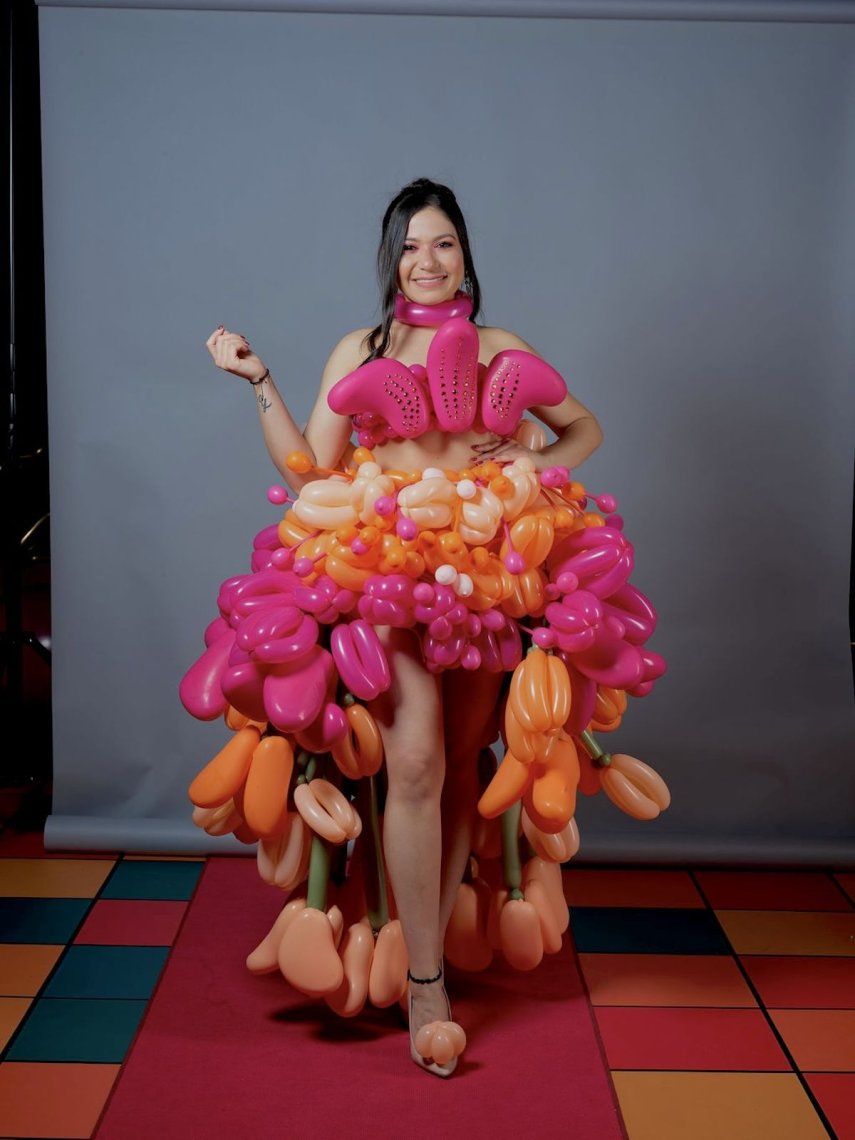 María Fernanda Silva viste uno de sus diseños con globos.&nbsp;
