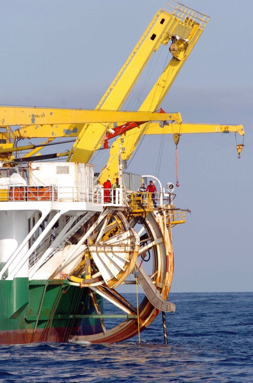 Imagen referencial. Técnicos italianos desenrollan un cable submarino de alta tensión a bordo de un buque noruego el 14 de diciembre de 2005.