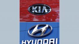 Esta combinación de fotografías de archivo muestran los logotipos de Kia Motors, en Seúl, Corea del Sur, correspondiente al 13 de diciembre de 2017, y de Hyundai en Littleton, suburbio de Denver, en Colorado, del 15 de abril de 2018.&nbsp;&nbsp;