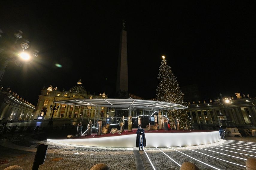 Representantes eslovenos e italianos asisten a la inauguración oficial del árbol de Navidad y el pesebre del Vaticano al caer la noche en la Plaza de San Pedro en el Vaticano, el 11 de diciembre de 2020.&nbsp;&nbsp; &nbsp;
