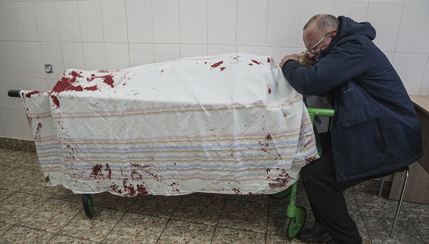 Un padre llora la muerte de su hijo adolescente en Mariupol, Ucrania.