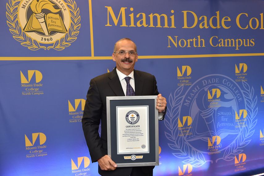 Alejandro Rebolledo, abogado experto en la lucha contra el crimen organizado, muestra su reconocimiento como récord Guinnes.&nbsp;