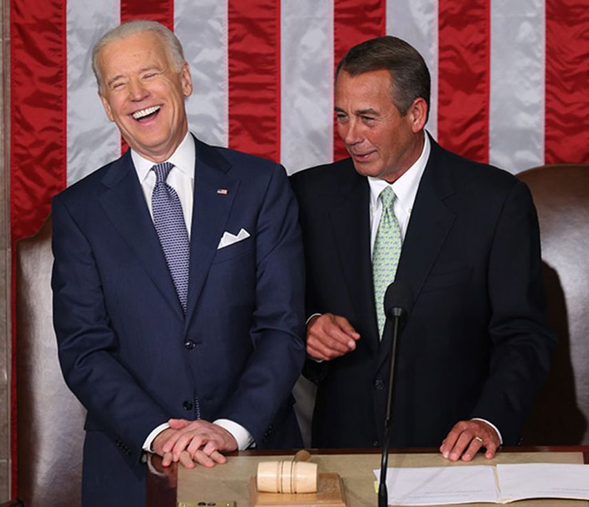 El vicepresidente Joseph Biden (izquierda) y el presidente de la Cámara de Representantes, John Boehner (derecha), conversan minutos antes de que el presidente, Barack Obama, pronuncie su discurso anual sobre el Estado de la Unión ante el Congreso en W