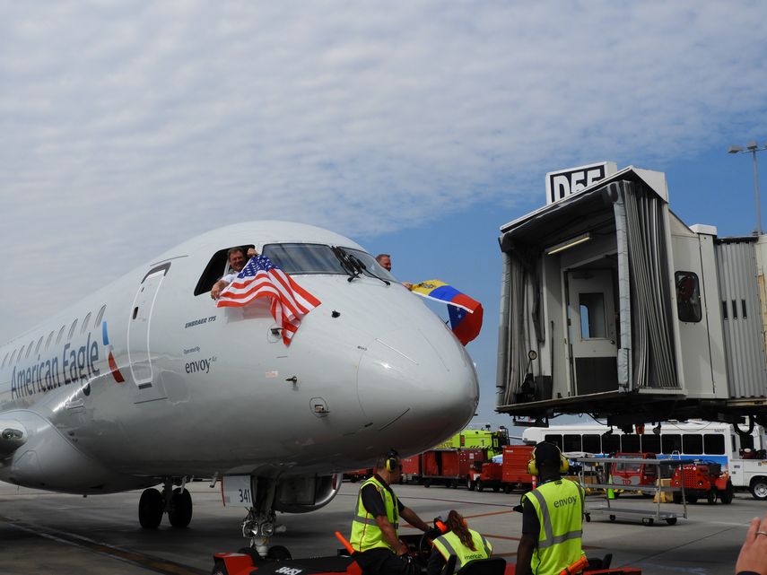 Los pilotos sacan las banderas de loso dos países en vuelo inaugural&nbsp;