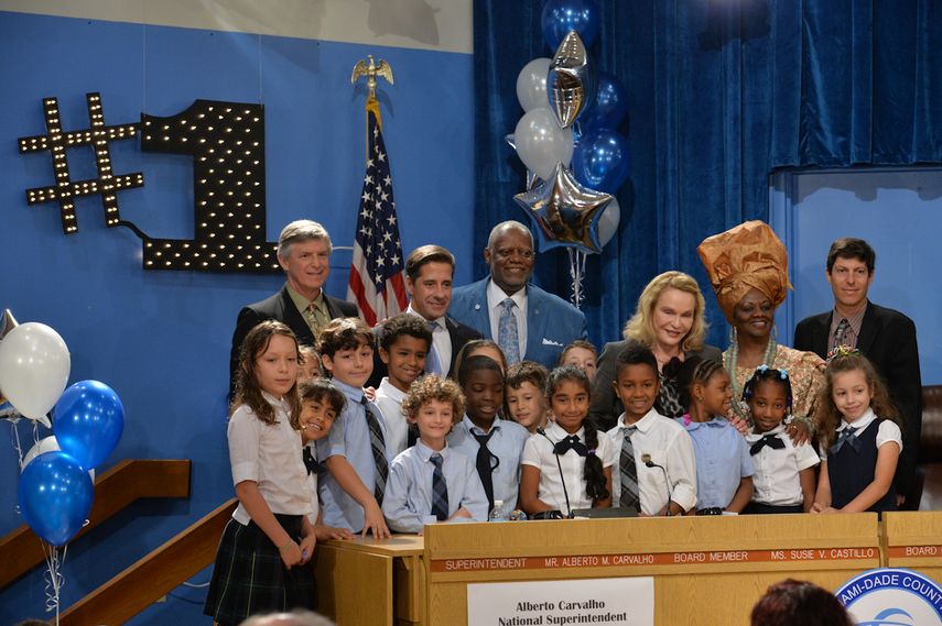 La Junta Escolar y ni;os del programa IPrep celebraron la nominación de Alberto Carvalho como superintendente del año en EEUU (Alvaro Mata)