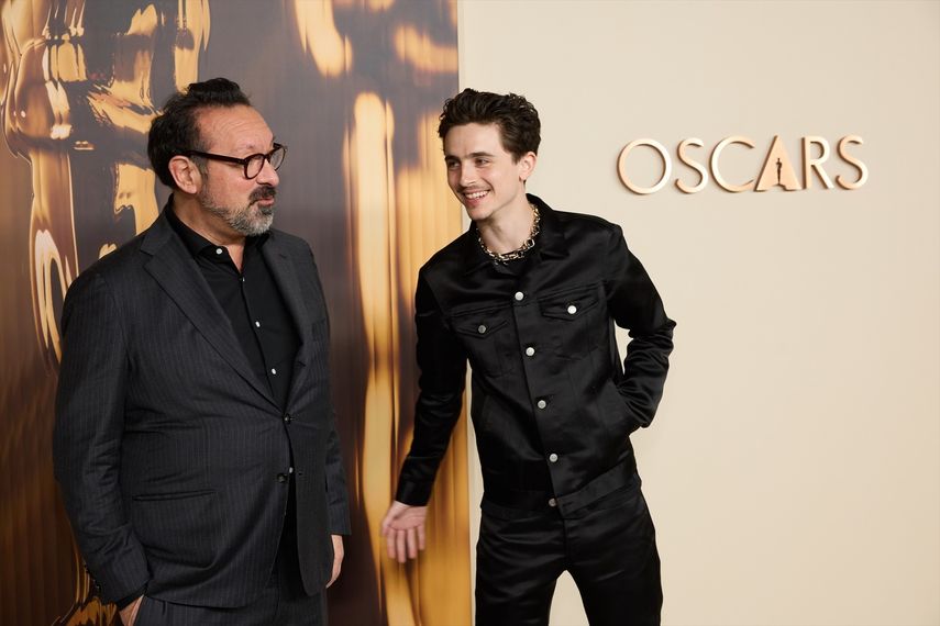 James Mangold y Timothee Chalamet en la cena de los nominados a los 97º premios Óscar en el Museo de la Academia de Artes y Ciencias Cinematográficas el martes 25 de febrero de 2025.