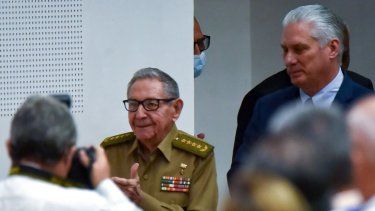 El dictador Raúl Castro y el designado gobernante Miguel Díaz-Canel (derecha) llegando al Palacio de Convenciones de La Habana para participar en la apertura de la tercera sesión ordinaria de la Asamblea Nacional. Asamblea del Poder Popular, el 17 de julio de 2024.&nbsp;