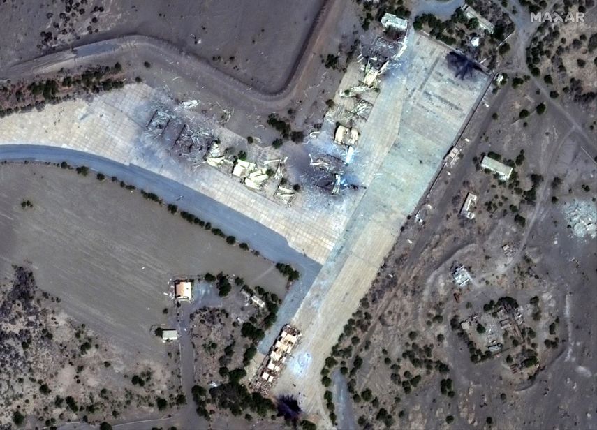 Esta imagen satelital del viernes 12 de enero de 2024 suministrada por Maxar Technologies muestra refugios destruidos en el aeropuerto de Al Hudaydah, en Yemen.&nbsp;