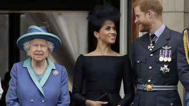 En esta foto de archivo del 10 de julio de 2018, la reina Isabel II, Meghan duquyesa de Sussex y el pr&iacute;ncipe&nbsp;Harry observan un vuelo de la Fuerza A&eacute;rea Real sobre el Palacio de Buckingham en Londres.&nbsp;
