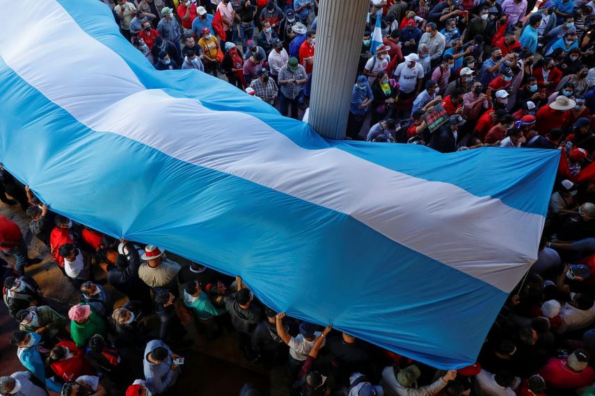 Partidarios de la presidenta electa de Honduras, Xiomara Castro, se reúnen frente al Congreso en Tegucigalpa, Honduras, el domingo 23 de enero de 2022