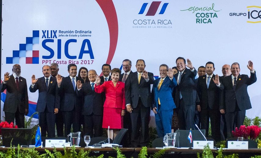 Los presidentes del Sistema de la Integración Centroamericana (Sica) posan para la fotografía oficial de la XLIX Reunión Ordinaria de Jefes de Estado y Gobierno de este organnismo regional el jueves 29 de junio de 2017, en San José, Costa Rica.&nbsp;