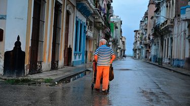 Un barrendero camina por la calle durante un apagón nacional causado por una falla de red en La Habana, el 19 de octubre de 2024.