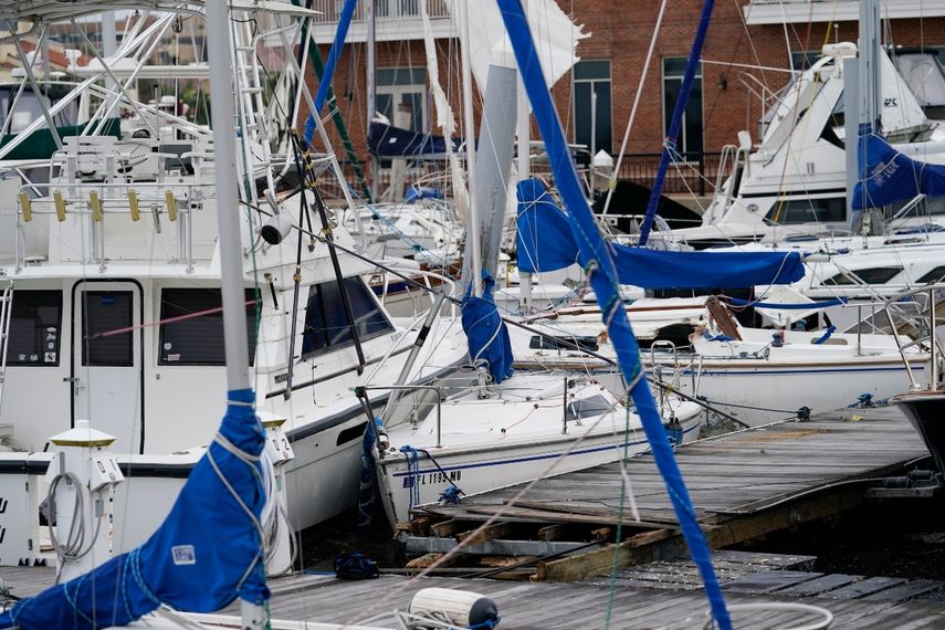 Esta fotograf&iacute;a del jueves 17 de septiembre de 2020 muestra diversas embarcaciones da&ntilde;adas en una marina en Pensacola, Florida, tras el paso del hurac&aacute;n Sally.