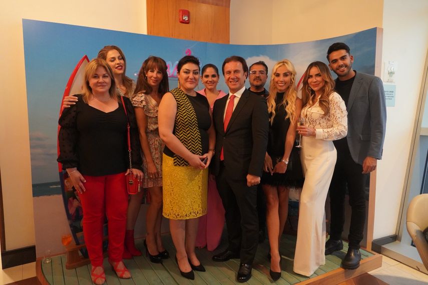 Pierina Lérida, Daniela DiGiacomo, Sahari Adanir, Astrid Rivera, Alberto Gómez, Carolina Novoa, Aylín Mujica y Carlos Adyan, junto a la cónsul general de Turquía en Miami, Feyza Barutçu Altu; y Mustafa Kizilay (centro).&nbsp; &nbsp;