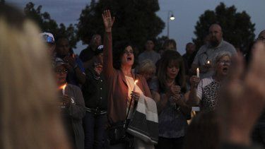 Miembros de la comunidad cantan durante una vigilia religiosa en la iglesia Hills, el lunes 15 de mayo de 2023 en Farmington, Nuevo México. Un hombre de 18 años disparó al azar en la localidad hacia autos y casas el lunes antes de morir abatido, en un tiroteo que dejó tres muertos y seis heridos, incluidos dos agentes de policía.&nbsp;