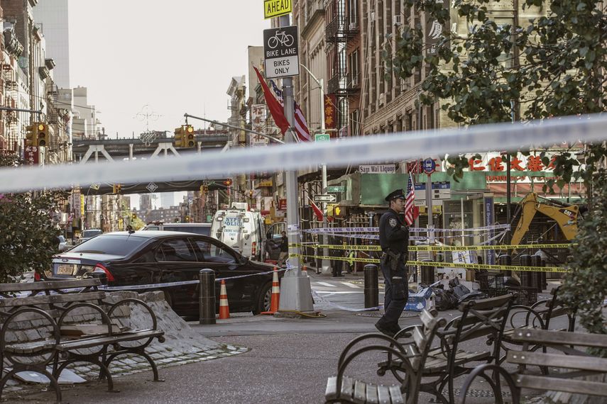 Agentes de la polic&iacute;a de Nueva York investigan la escena de un ataque en el barrio Chinatown de Manhattan, s&aacute;bado 5 de octubre de 2019. Cuatro hombres que se cree son indigentes fueron asesinados a golpes en la ciudad de Nueva York.&nbsp;