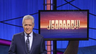 En esta imagen proporcionada por Jeopardy! Alex Trebek, anfitrión del programa de concurso Jeopardy!. La última semana de episodios grabados por Trebek será transmitida del 4 al 8 de enero de 2021. Trebek grabó los episodios a finales de octubre y falleció en noviembre por cáncer de páncreas.&nbsp;