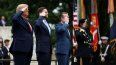 El presidente Donald Trump, el vicepresidente JD Vance, el secretario de Guerra Pete Hegseth y la mayor general del Ejército, Antoinette Gant, comandante general de la Fuerza de Tarea Conjunta–Región de la Capital Nacional y del Distrito Militar de Washington del Ejército de EEUU, participan en una ceremonia de colocación de coronas del Día de los Caídos en la Tumba del Soldado Desconocido en el Cementerio Nacional de Arlington el 25 de mayo de 2026 en Arlington, Virginia.