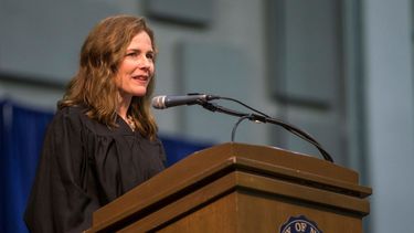 La jueza federal Amy Coney Barrett habla en la ceremonia de graduaci&oacute;n en la escuela de derecho de la Universidad de Notre Dame en South Bend, Indiana. Foto del 9 de mayo del 2018,&nbsp;